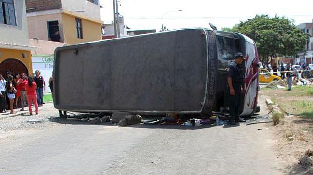 Trujillo: microbús se voltea y mata a cobrador - 1
