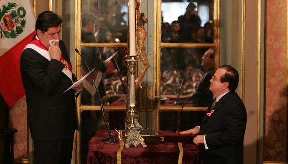 Tras asumir como presidente el 28 de julio del 2006, Alan García, en una situación insólita, tomó juramento a Luis Nava como secretario general de la Presidencia de la República. (Foto: Germán Falcón / Archivo GEC)