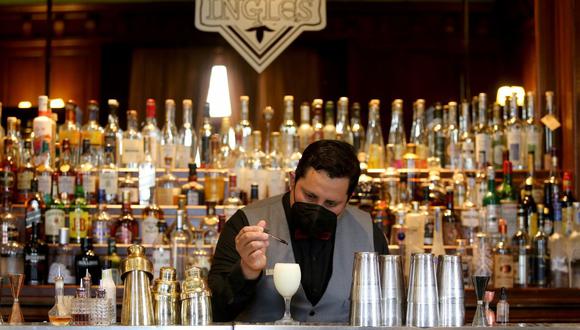 El bartender Luiggy Arteaga prepara el famosísimo pisco sour clásico del Bar Inglés. Durante la pandemia contemplaron la idea de ofrecer coctelería por delivery, pero lo descartaron.