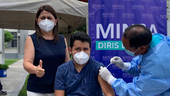 La ministra de Salud, Rosa Gutiérrez, supervisó el inicio de la inoculación con vacunas bivalentes contra el COVID-19 este 1 de enero de 2023 | Foto: Minsa