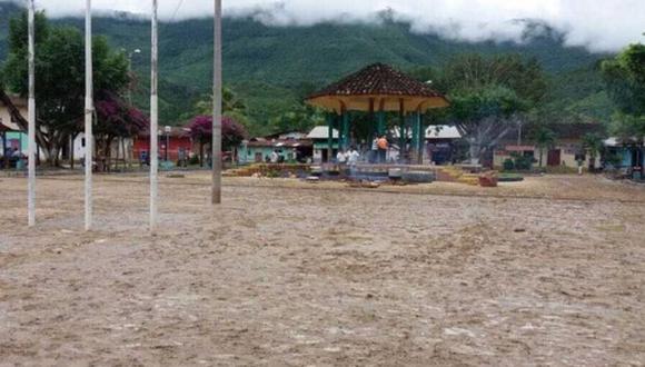 Totalmente inundada se encuentra la Plaza de Shamboyacu, en Picota (Foto: Vía Televisión)