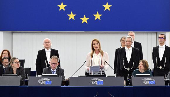 La presidenta del Parlamento Europeo, Roberta Metsola (centro), pronuncia un discurso en la sesión inaugural del Parlamento Europeo en Estrasburgo, este de Francia, el 12 de diciembre de 2022. (Foto de FREDERICK FLORIN / AFP)