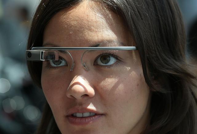 2) Google Glass (2012-2015): Los lentes intentaron ser interactivos con el usuario. Sin embargo, el alto precio, las dificultades para observar y problemas de software causaron malestar entre los clientes. (Foto: AFP)