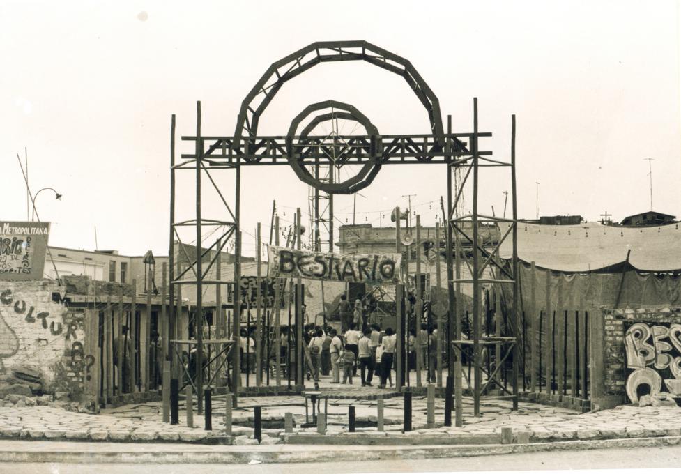 Carpa-teatro levantada al costado del puente Santa Rosa. Un espacio precario dedicado al rock subterráneo y las artes urbanas que simboliza lo ocurrido en los años ochenta. [Ilustración: En “Arquitectura para una ciudad fragmentada”]