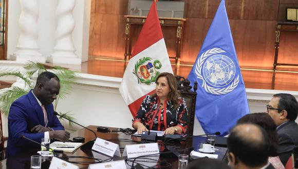 La presidenta Dina Boluarte recibió al relator especial sobre los derechos a la libertad de reunión pacífica y de asociación de la Organización de las Naciones Unidas, Clément Voule. (Foto: Presidencia)
