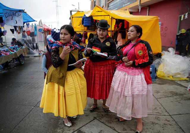Luchadoras, conocidas como 'cholitas' conversan antes de su pelea durante su regreso al ring luego de las restricciones de la enfermedad por coronavirus (COVID-19), en El Alto, afueras de La Paz. (REUTERS / David Mercado)