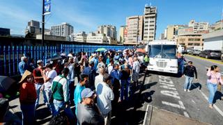 Venezuela anuncia transporte gratuito ante falta de efectivo