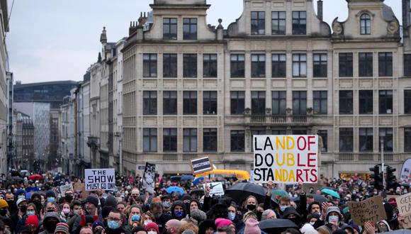 El domingo, varios miles de personas se manifestaron en Bruselas contra las nuevas restricciones sanitarias, mientras que cines y teatros continuaban abiertos al negarse a acatar las nuevas normas. (Foto: Virginia Mayo / AP)