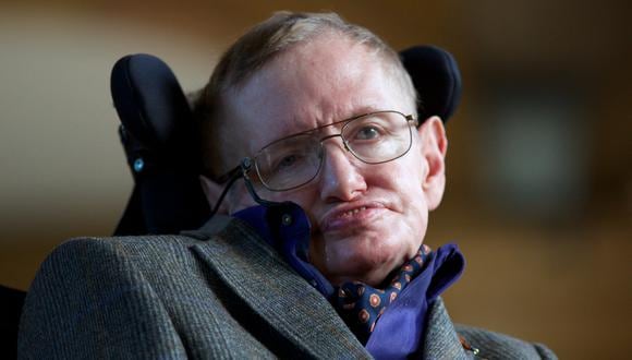 El físico Stephen Hawking posa para una fotografía antes de la proyección de gala del documental 'Hawking', una película sobre su vida, el 19 de septiembre de 2013. (Foto de ANDREW COWIE / AFP).