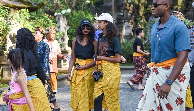 Sasha (centre L) and Malia (centre R), daughters of former US president Barack Obama, visit Tirtha Empul temple at Tampaksiring Village in Gianyar on the Indonesian resort island of Bali on June 27, 2017. Barack Obama kicked off a 10-day family holiday in Indonesia that will take in Bali and Jakarta, the city where he spent part of his childhood, officials said on June 24. / AFP / SONNY TUMBELAKA