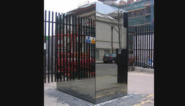 El baño espejo. En Londres, el público puede usar este baño que garantiza la privacidad. El usuario puede ver hacia afuera pero los que transitan por ahí no pueden ver el interior. (Foto: silverfox09 / Flickr bajo licencia de Creative Commons)