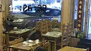 Impactante video de un carro estrellándose contra restaurante