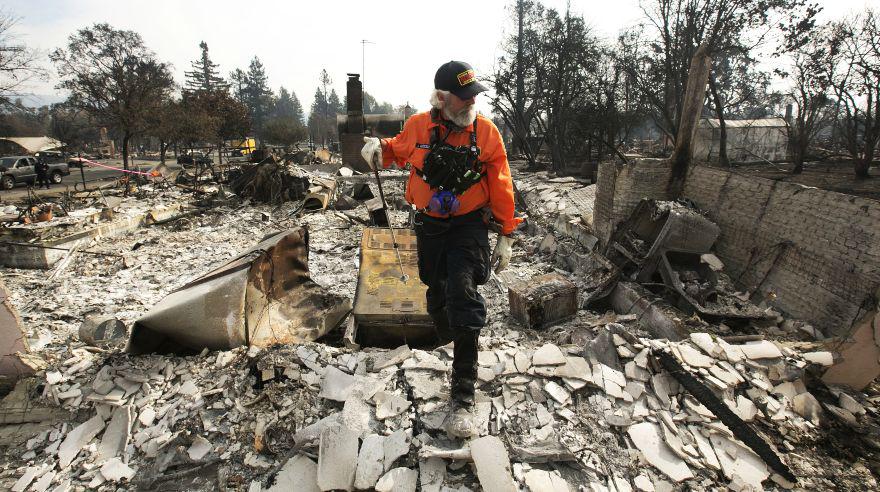 Vientos más leves le permitieron a los 11.000 bomberos que combaten las llamas, que han consumido más de 86.200 hectáreas, controlar los dos incendios más mortales en los condados vitivinícolas de Napa y Sonoma. (Foto: AP)