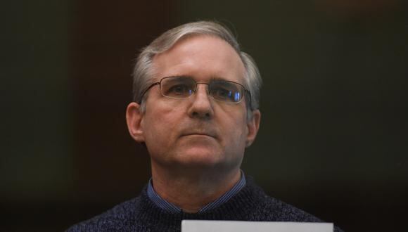 Paul Whelan, un exmarine estadounidense acusado de espionaje y arrestado en Rusia en diciembre de 2018, se encuentra dentro de la celda de los acusados ​​mientras espera escuchar su veredicto en Moscú. (Foto: Kirill KUDRYAVTSEV / AFP)