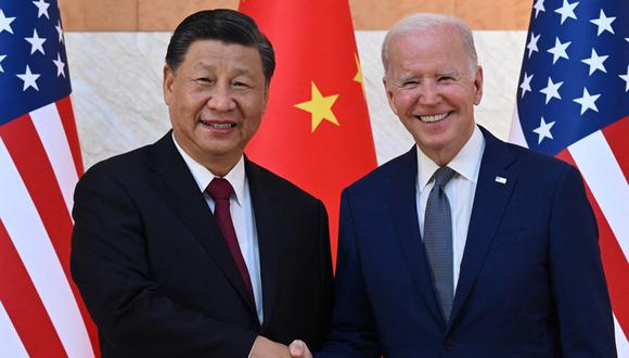 El presidente estadounidense Joe Biden (derecha) y el presidente chino Xi Jinping (izq.). (Foto de SAUL LOEB / AFP )