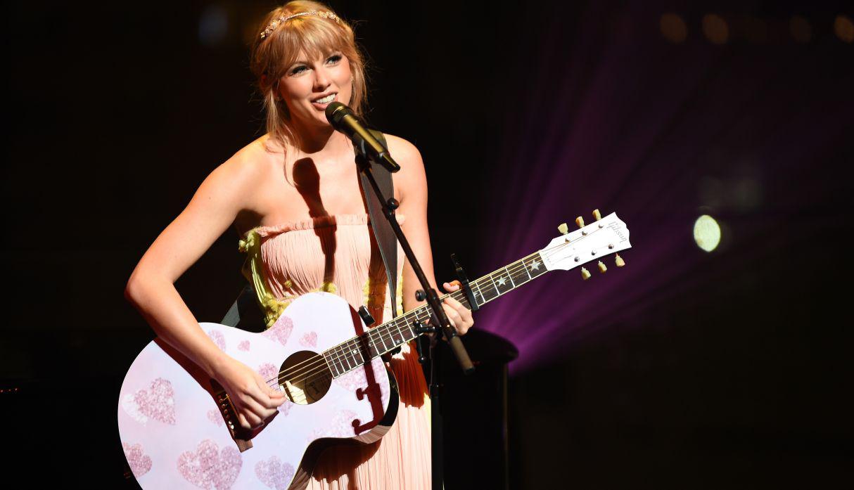 Taylor Swift podría hacer historia y convertirse en la cantante con más premios AMAs. (Foto: AFP)