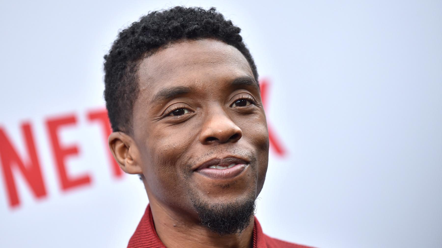 Chadwick Boseman, en la premiere de la película "The Black Godfather" del 2019. Él, famoso por "Black Panther" de Marvel, falleció a los 43 años por cáncer de colon. Foto: Lisa O'Connor para AFP.