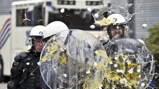 Agricultores europeos protestan con huevos y 380 tractores