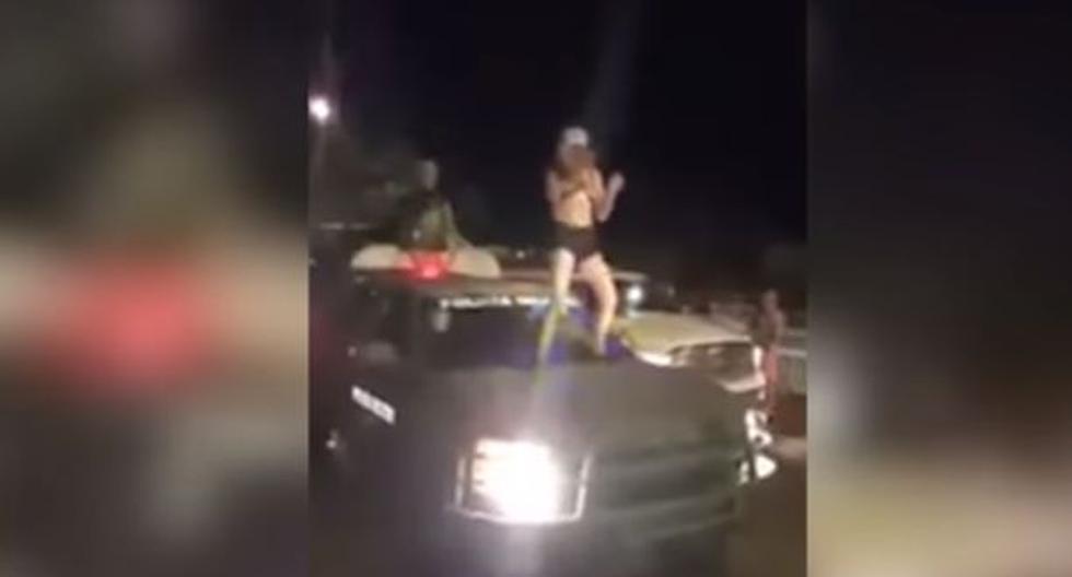Esta mujer se puso a bailar el tema \'Despacito\' subida sobre una camioneta militar (Captura YouTube)