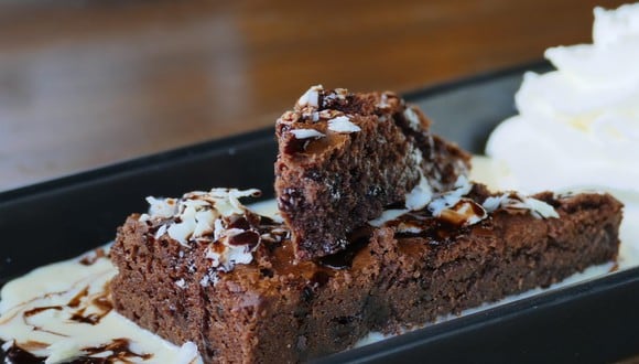 El brownie es un postre delicioso que se puede comer solo o junto a helado. (Foto: Pixabay)