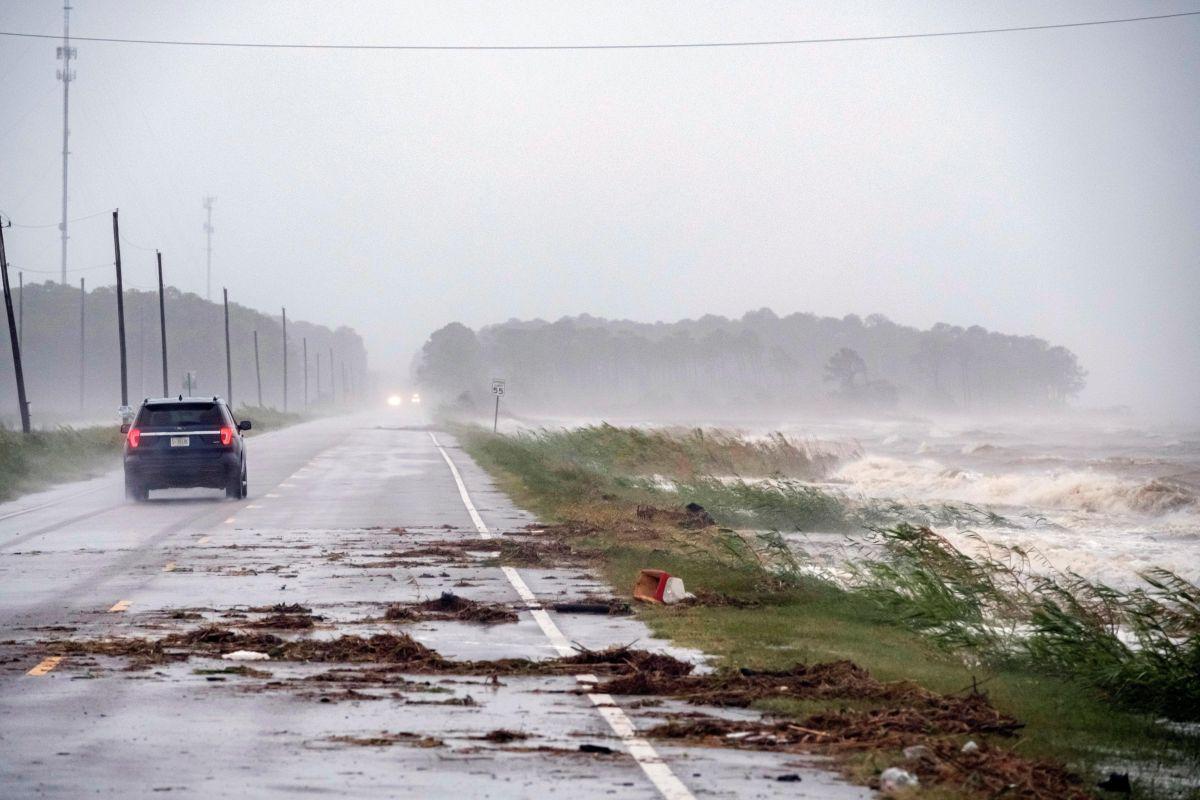 Un carro atraviesa una carretera mientras se aproxima el huracán Sally al puerto de Alabama, EE.UU. (EFE/DAN ANDERSON).