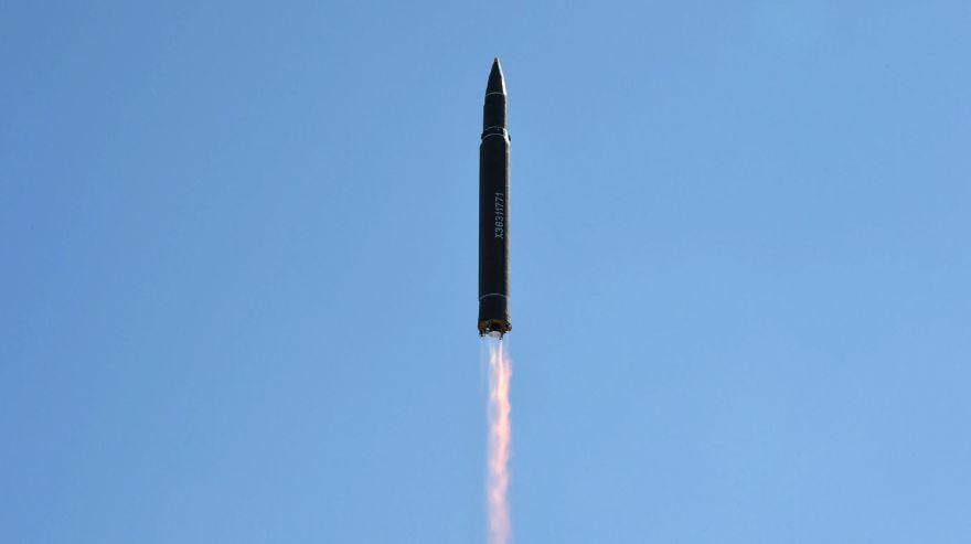 Corea del Norte aseguró este martes haber disparado con éxito un misil balístico intercontinental (ICBM), lo que representaría una nueva etapa crucial para alcanzar el objetivo de tener a su alcance el territorio de Estados Unidos. (Foto: AFP)