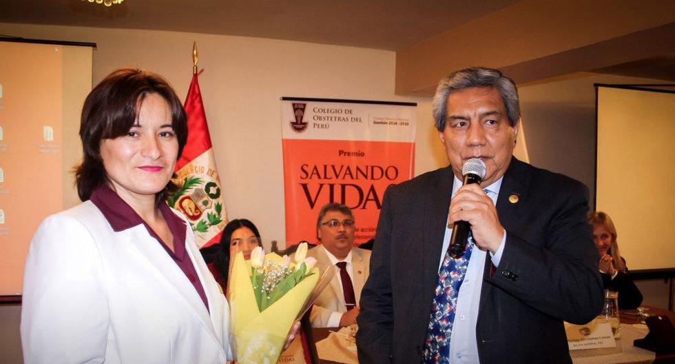 El Colegio de Obstetras del Perú entregó un reconocimiento a la obstetra Fanny Pérez Coronel. (Foto: Facebook)