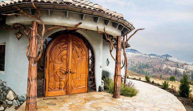 La puerta de la casa está enmarcada con esculturas de árboles de cobre por dentro y por fuera. (Foto:christiesrealestate.com)