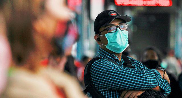 La Organización Mundial de la Salud (OMS) publicó unas infografías para difundir el buen uso de las mascarillas durante la pandemia de coronavirus. (Foto: Reuters)