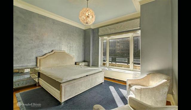 Este departamento se ubica a pasos de Central Park. Esta habitación destaca por su mezcla de tonos grises. (Foto: Realtor)