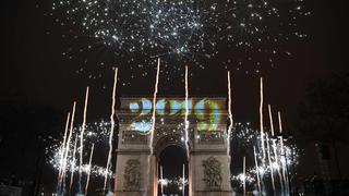 París recibe el 2019 con increíble espectáculo de luces y fuegos artificiales