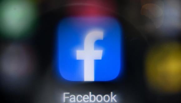 Esta foto muestra el logotipo de Facebook del servicio de redes sociales y medios sociales en línea de EE. UU. en la pantalla de un teléfono inteligente en Moscú. (Foto: Kirill KUDRYAVTSEV / AFP)