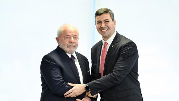 El presidente electo de Paraguay, Santiago Peña, y el presidente de Brasil, Luiz Inácio Lula da Silva, se dan la mano durante una reunión en el Palacio Planalto en Brasilia el 16 de mayo de 2023. (Foto de EVARISTO SA / AFP)