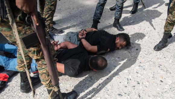 Policías custodian hoy a un grupo de sospechosos de haber participado en el asesinato del presidente haitiano, Jovenel Moise, en Puerto Príncipe (Haití).  (Foto: EFE/ Jean Marc Hervé Abélard).