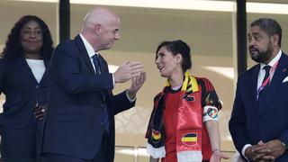 Qatar 2022: Una ministra belga luce el brazalete “One Love” al lado de Gianni Infantino