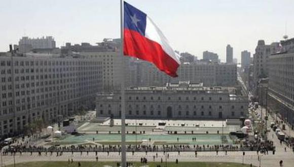 "No es la Constitución chilena la causante de la crisis y una nueva carta magna tampoco será el mecanismo de salvación del gobierno chileno", sostiene Barclay.