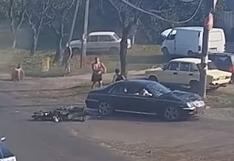 Motociclista es atropellado por un auto y se levanta para reclamarle al causante | Video