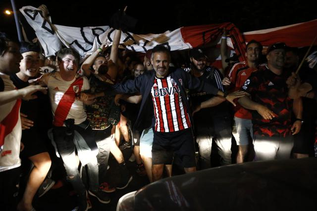 Hinchas de River Plate caminaron desde miraflores hasta el hotel para recibir al equipo argentino | Foto: Renzo Salazar/GEC