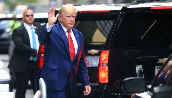 El expresidente de los Estados Unidos, Donald Trump, saluda mientras camina hacia un vehículo fuera de la Torre Trump en la ciudad de Nueva York el 10 de agosto de 2022. (Foto de STRINGER / AFP)