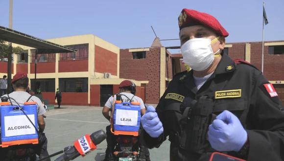 El comandante general de la Policía,  general Héctor Loayza, señala que se ha reforzado la seguridad de los agentes del orden durante las intervenciones, por lo que ahora portan equipos de desinfección, como los que se muestran al fondo de la imagen. (Foto: Roger Aguilar Mendieta)