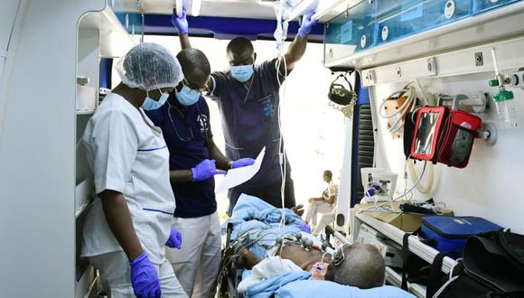 Un médico de urgencias, una enfermera y un trabajador sanitario atienden a un paciente en una ambulancia del Servicio de Emergencias Médicas (SAMU) durante un traslado en Ouakam, un suburbio de Dakar. (Foto: SEYLLOU / AFP)