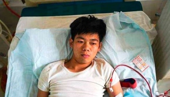Xiao Wang terminó conectado a una máquina de diálisis para poder vivir, al sufrir complicaciones tras la intervención quirúrgica clandestina.