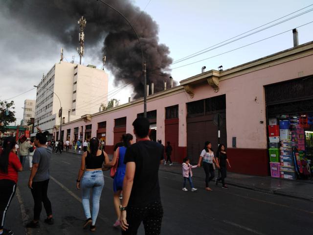 Un incendio de grandes proporciones se registra en un almacén de Mesa Redonda. (Miguel Bellido / El Comercio)
