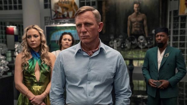 Daniel Craig with Kate Hudson, Leslie Odom Jr. and Jessica Henwick, who are part of the cast of “Glass Onion: A Knives Out Mystery”.  (Photo: Netflix)