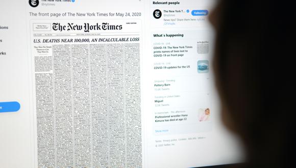 “The New York Times” decidió dedicar su portada de la edición impresa del domingo a rendir homenaje a 1.000 de los fallecidos por coronavirus en Estados Unidos con un obituario de una línea para cada uno (Foto: Agustin PAULLIER / AFP).