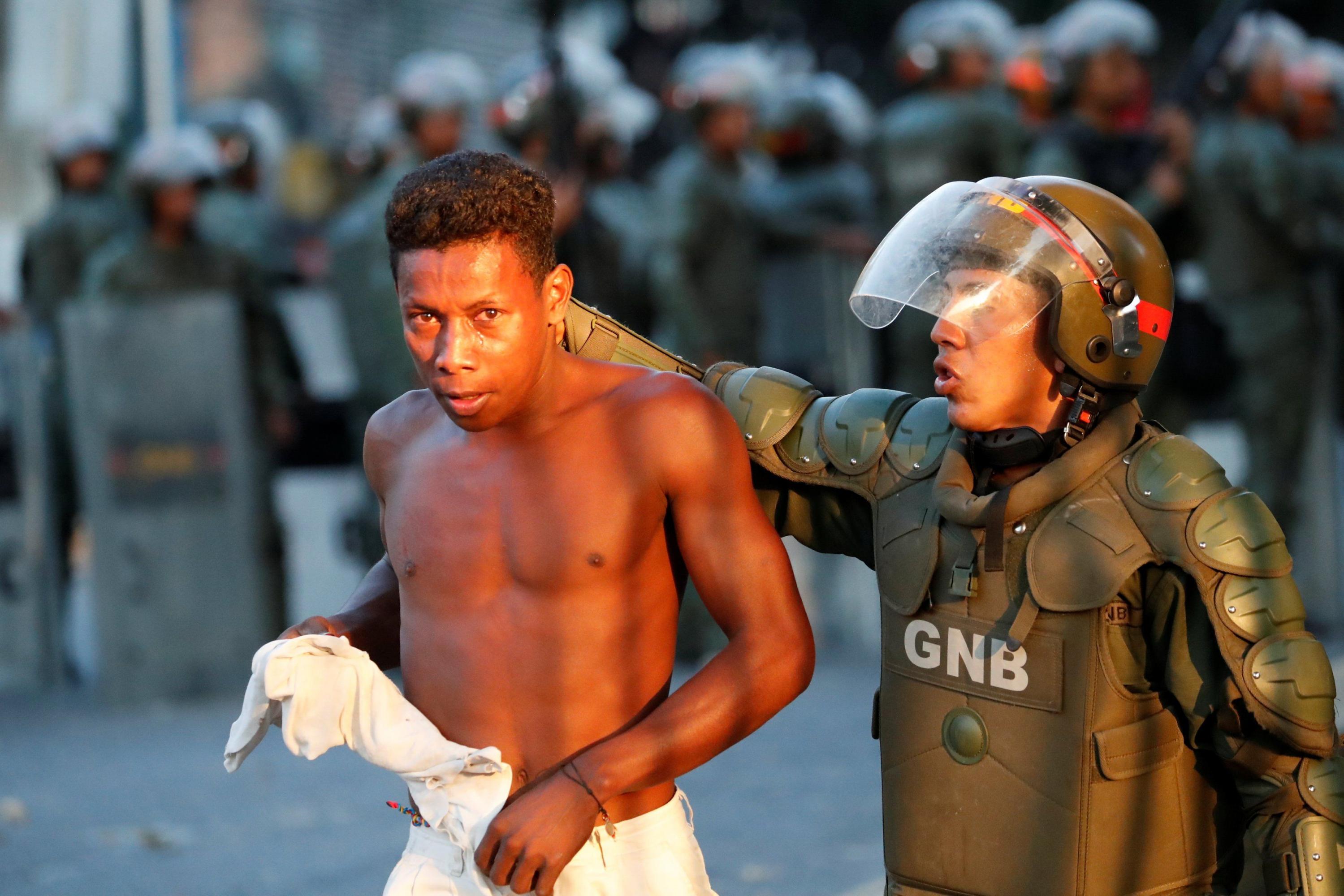 Muchos venezolanos han empezado a saquear negocios aprovechando los apagones. (AFP).