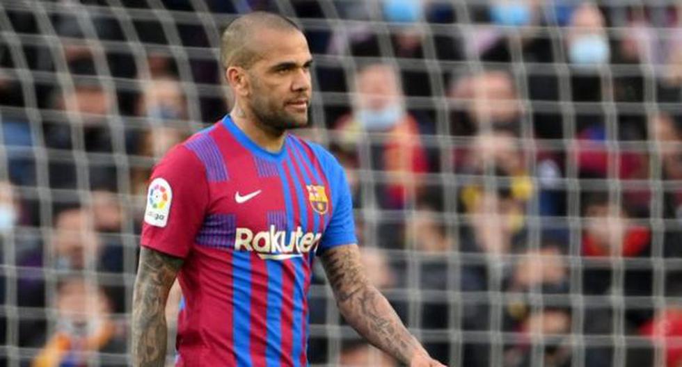 Dani Alves will extend his contract with FC Barcelona for one more season