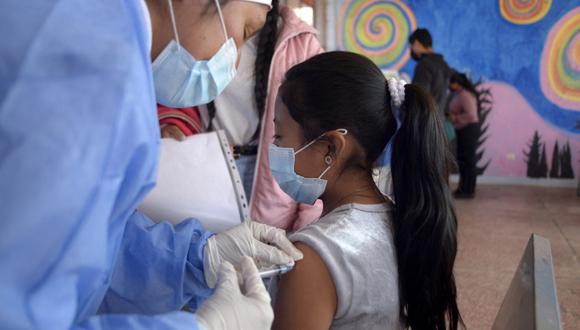 En los primeros cien días del Gobierno de Lasso, en Ecuador se alcanzó a inmunizar a 9 millones de personas, el 60% de la población, bajo unos procedimientos logísticos coordinados y eficientes. (Foto: Rodrigo Buendia / AFP)