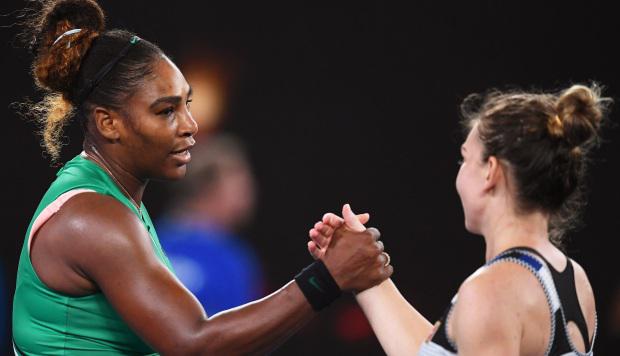 La tenista rumana Simona Halep felicita a la estadounidense Serena Williams tras su victoria al finalizar el partido de octavos de final que enfrentó a ambas este lunes.  (Foto: EFE)