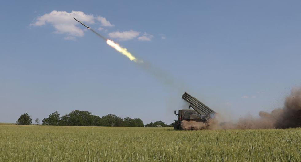 Esta fotografía tomada el 11 de junio de 2022 muestra un BM-21 Grad ucraniano, un lanzacohetes múltiple, disparando cerca de Izyum, al sur de Kharkiv, en medio de la invasión rusa de Ucrania. (Anatolii STEPANOV / AFP).